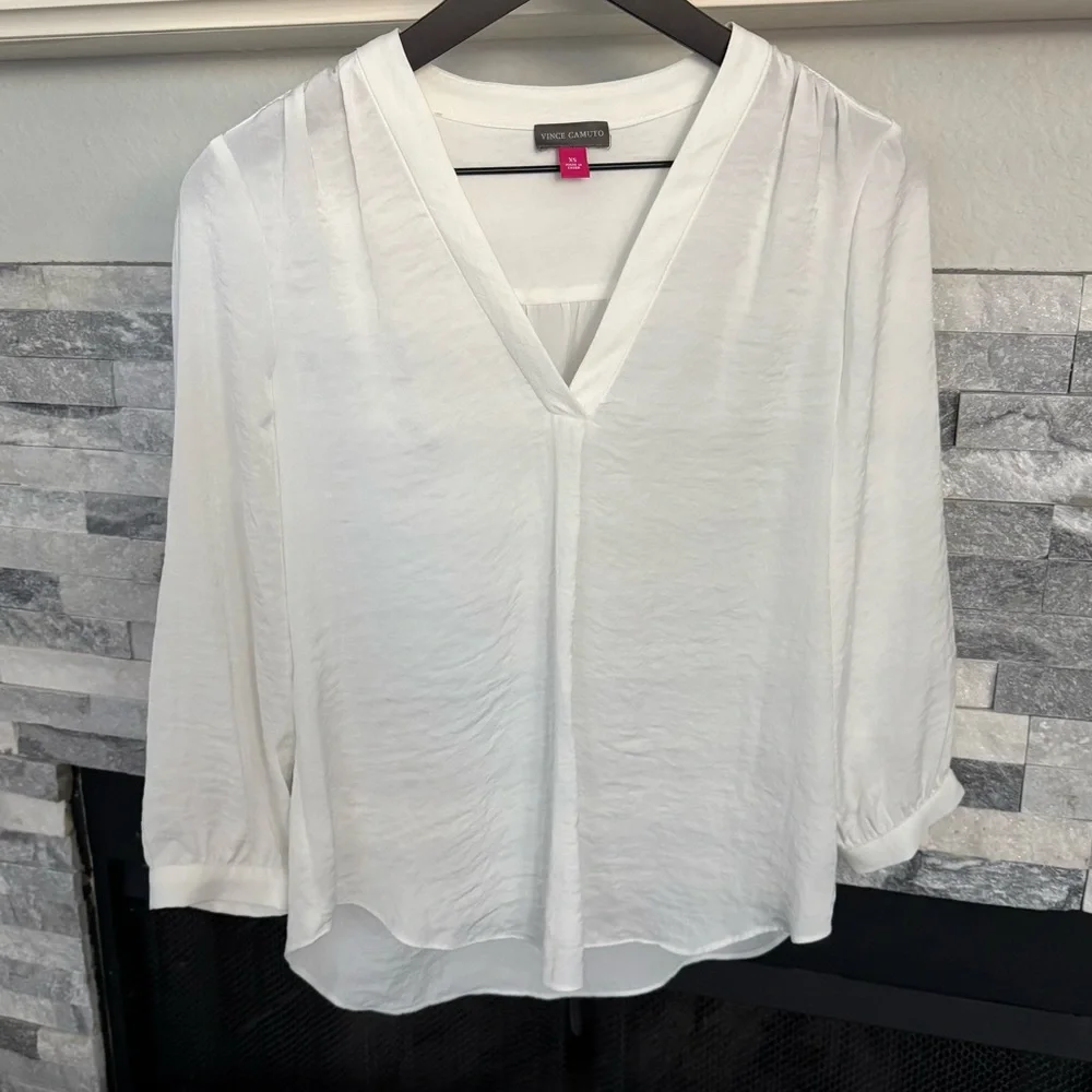 Vince Camuto rumple satin White V-Neck Blouse - Picture 2 of 9